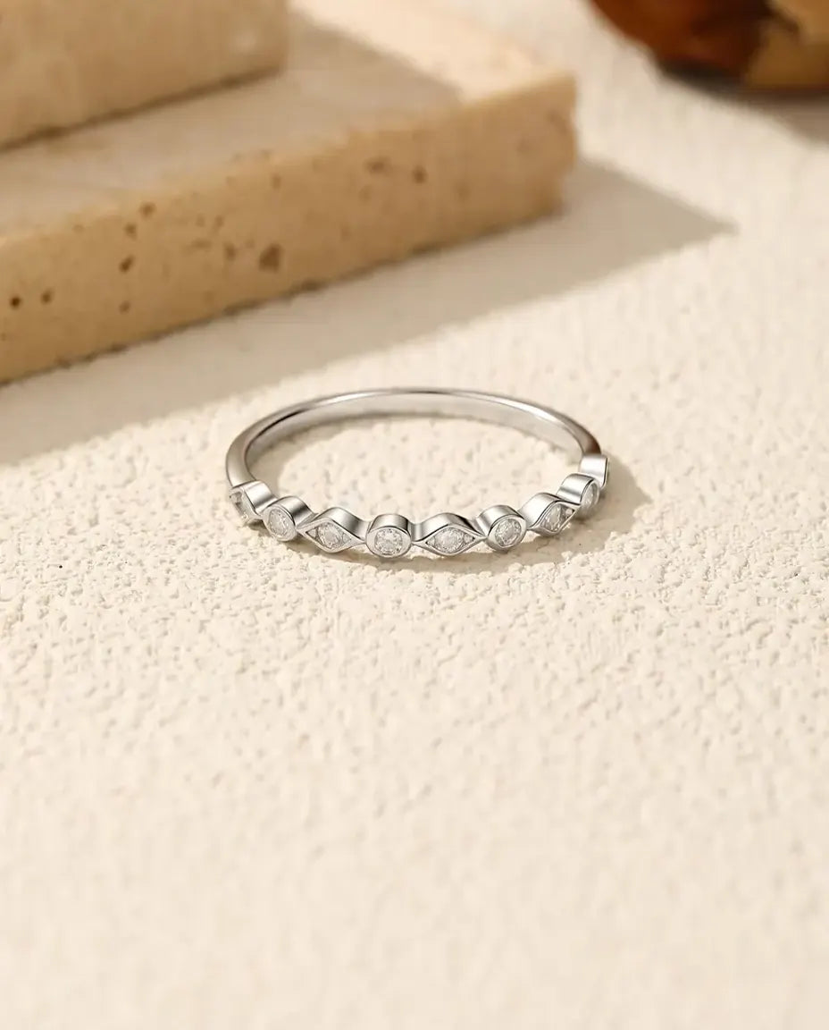 Moissanit Memoire Ring aus 925 Sterlingsilber – 9 Steine im Wechsel rund und Navette, zarter Stapelring, Größen 5-9
