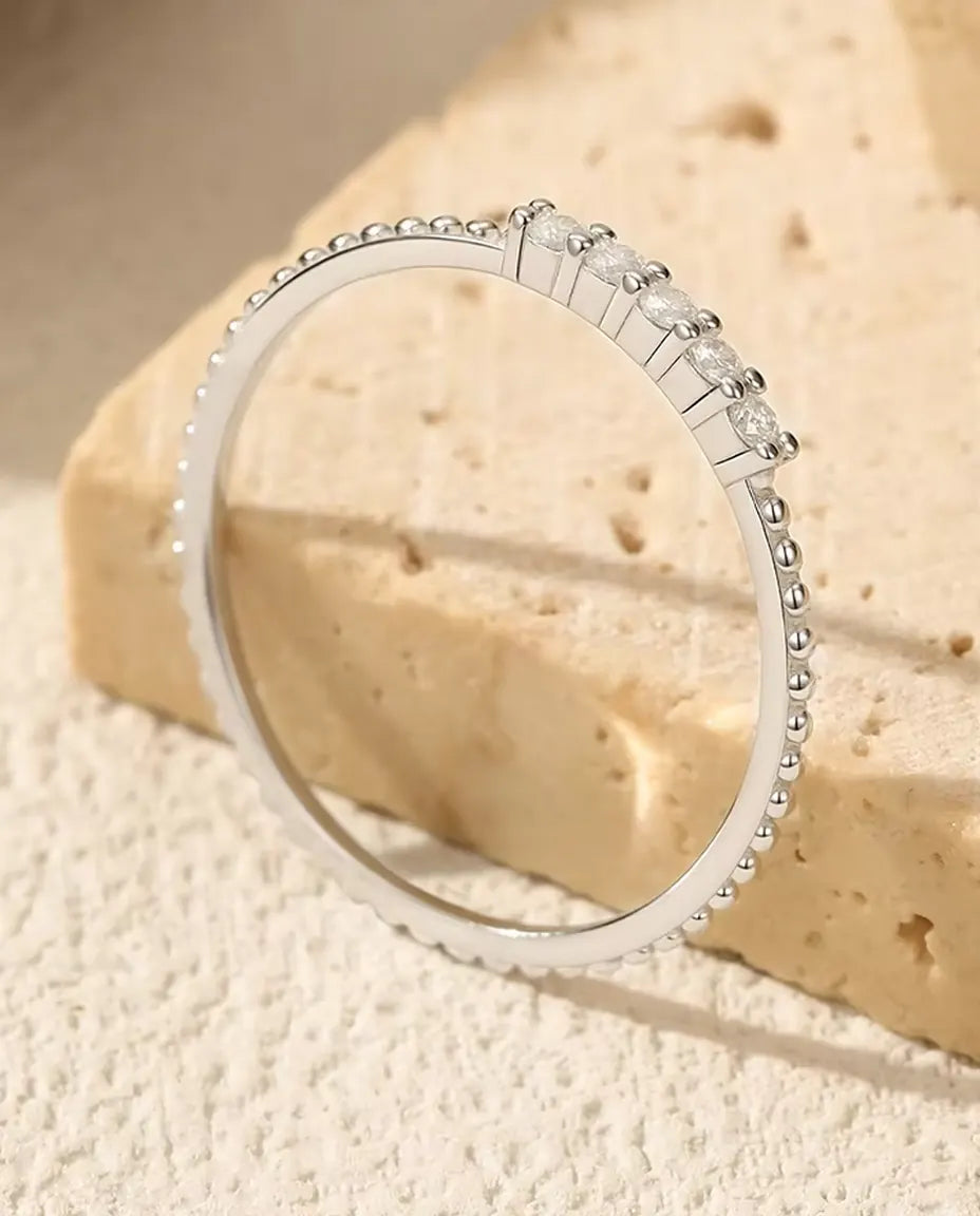 Moissanit Memoire Ring - fünf Steine à 1,5 mm in Farbe D / VVS1 mit Perlrand auf 0,9 mm Band aus 925 Sterlingsilber, Größe 5 bis 9