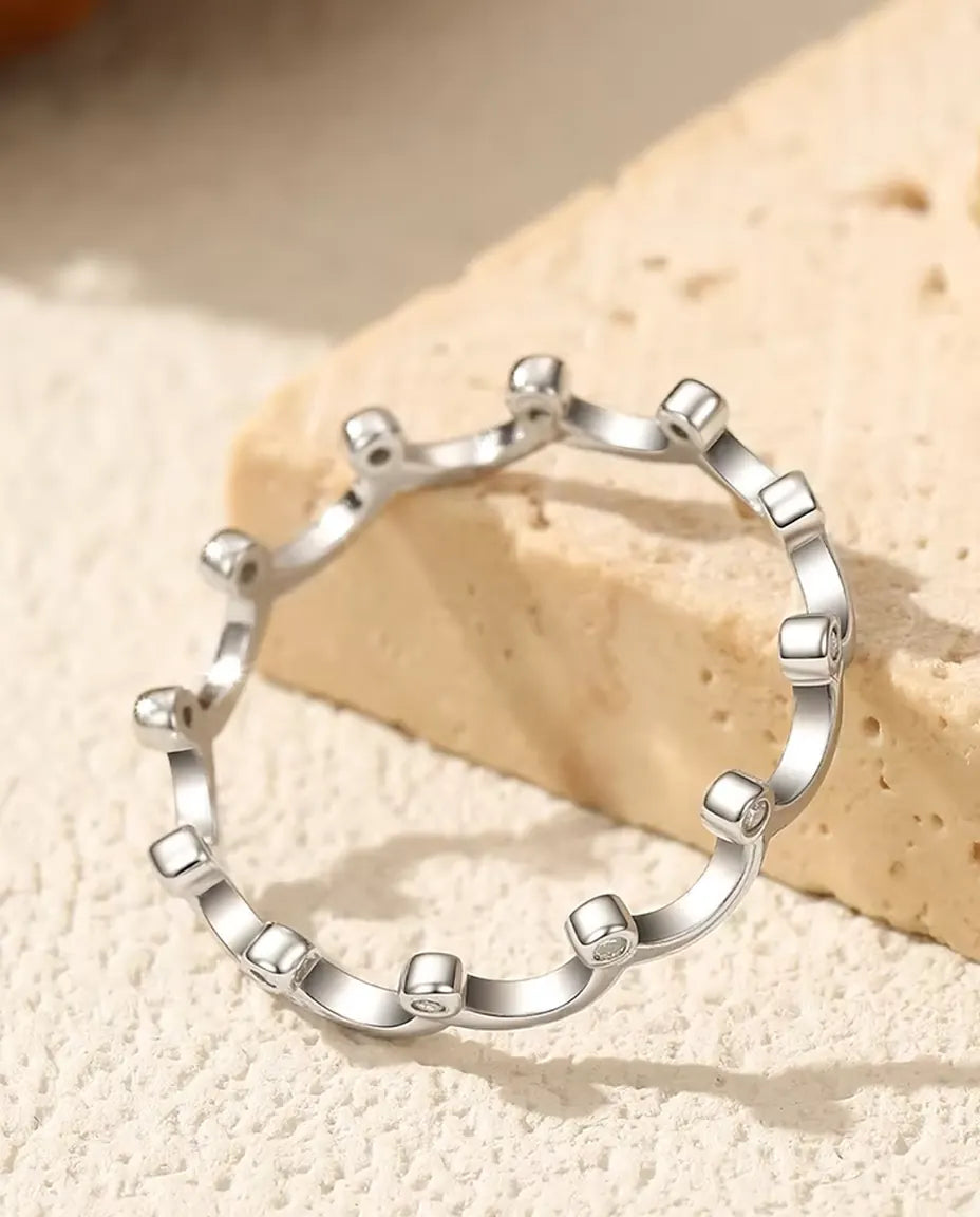 Moissanit Ring in Kronenform – zwölf gefasste Steine auf 3,2 mm Schiene, 925 Sterlingsilber, Größen 5-9