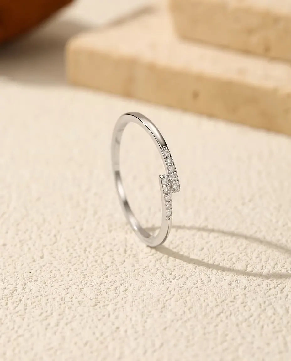 Moissanit Ring mit versetztem Pavé – schmaler Stapelring mit 10 Steinen in Farbe D aus 925 Sterlingsilber, Größen 5-9