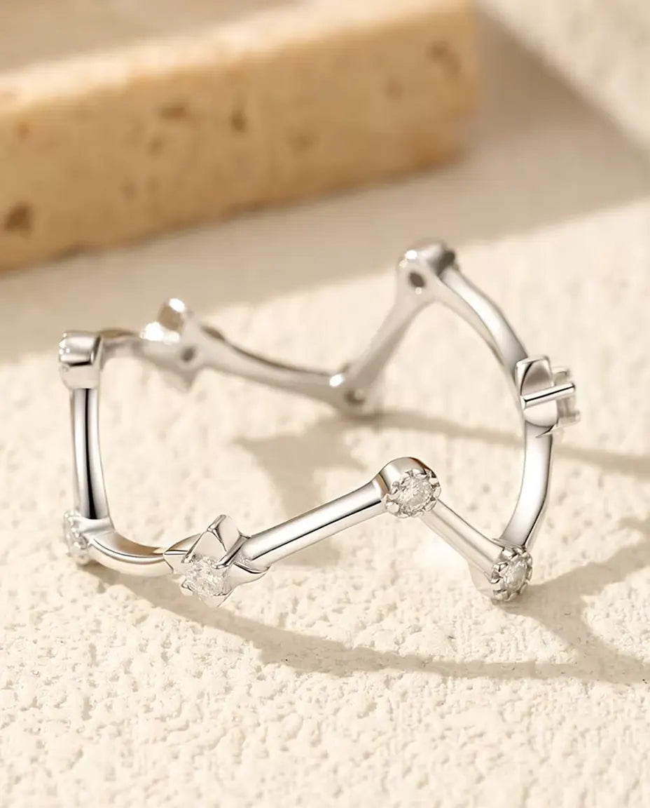 Moissanit Ring als Sternbild – neun Steine in Farbe D auf 1,1 mm Schiene, 925 Sterlingsilber, Größen 5-9