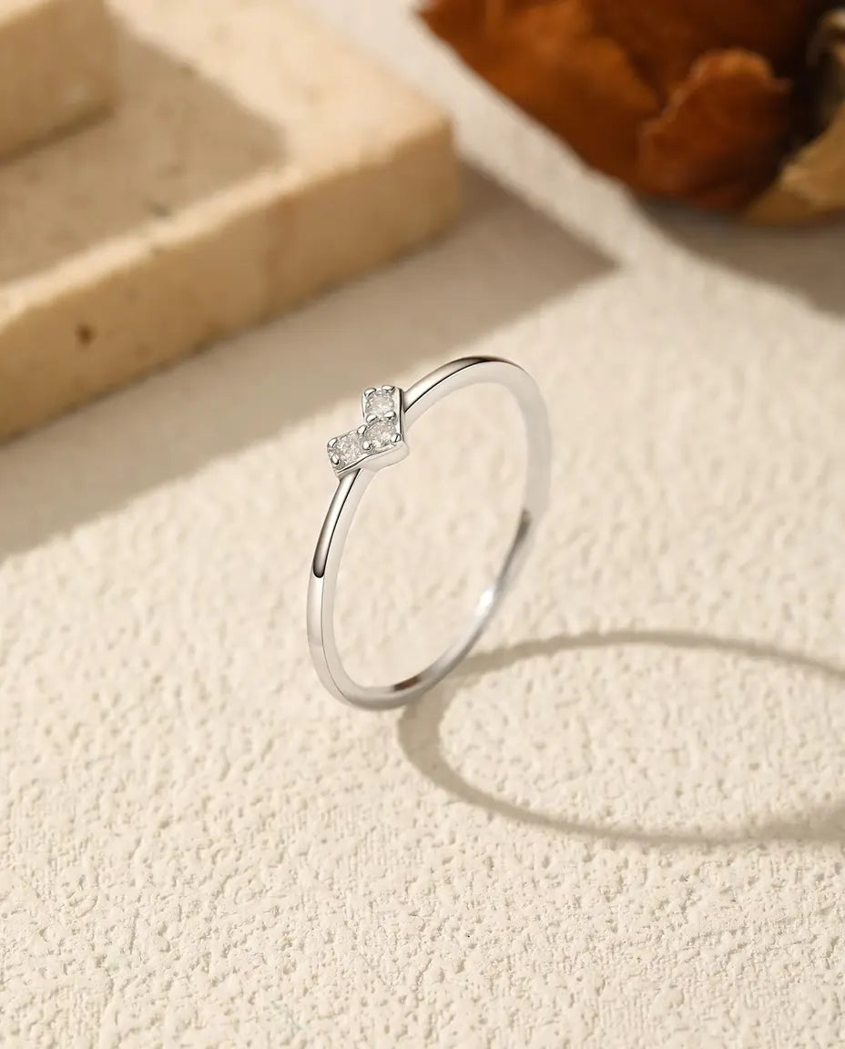 Moissanit V Ring - drei 1,5 mm runde Steine im Chevron auf schmalem Band aus 925 Sterlingsilber, Größe 5 bis 9
