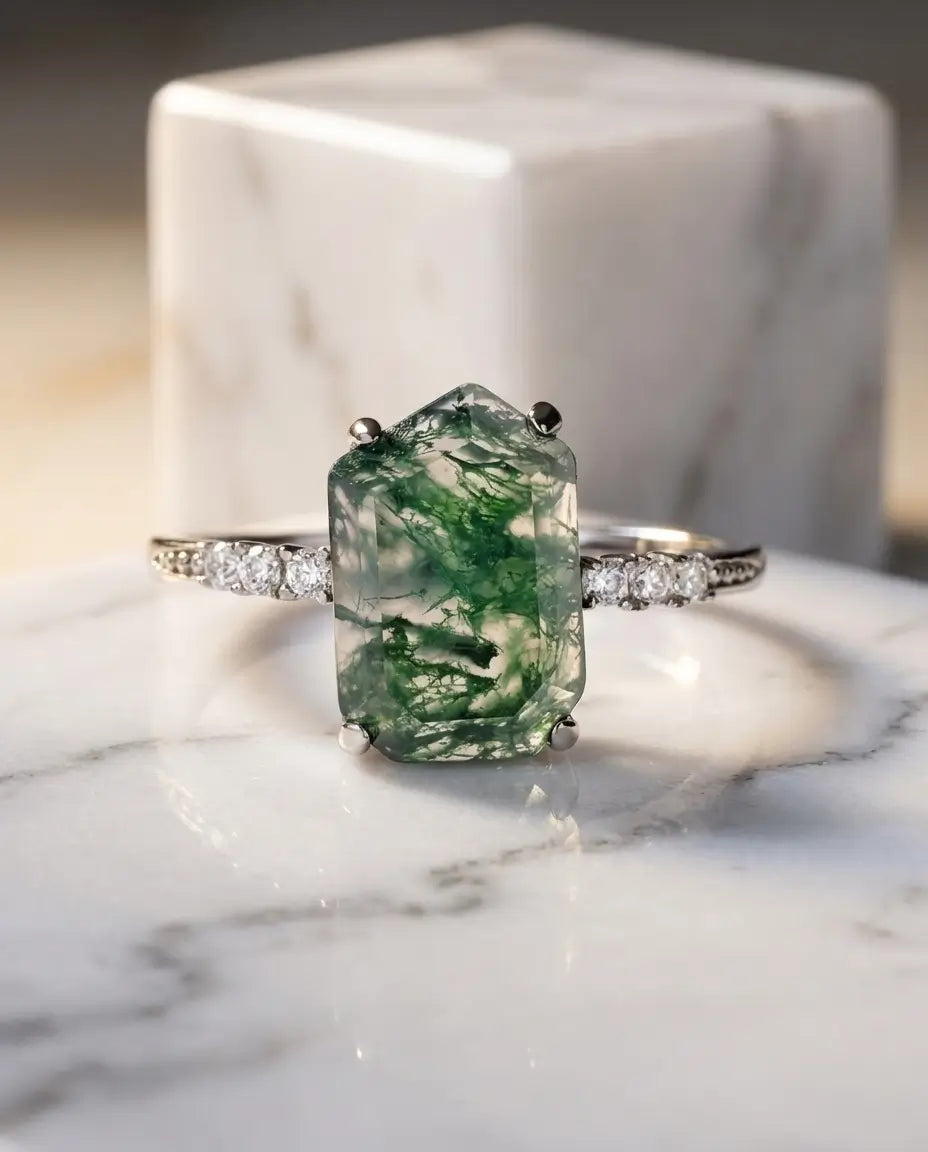 Moosachat Ring – Smaragdschliff mit Zirkonia, weißvergoldet, offene größenverstellbare Ringschiene, Geschenk für Sie