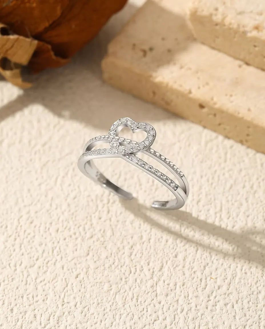 Offener Herzring mit Zirkonia - 8 mm Herz auf zwei gekreuzten Bändern, 925 Sterlingsilber, größenverstellbar