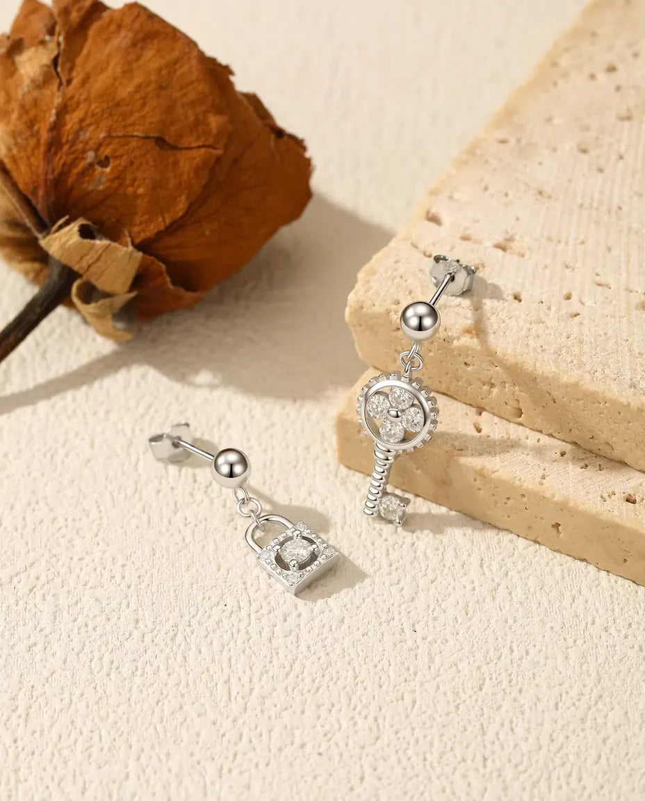 Ohrringe Schlüssel und Schloss – asymmetrisches Paar mit Moissanit aus 925 Sterlingsilber, 15,5 mm und 10 mm