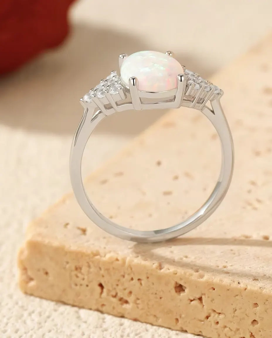 Opal Ring oval für Damen - 7 x 9 mm weißer Opal mit Pavé Schultern, 925 Sterlingsilber, Größen 5 bis 9