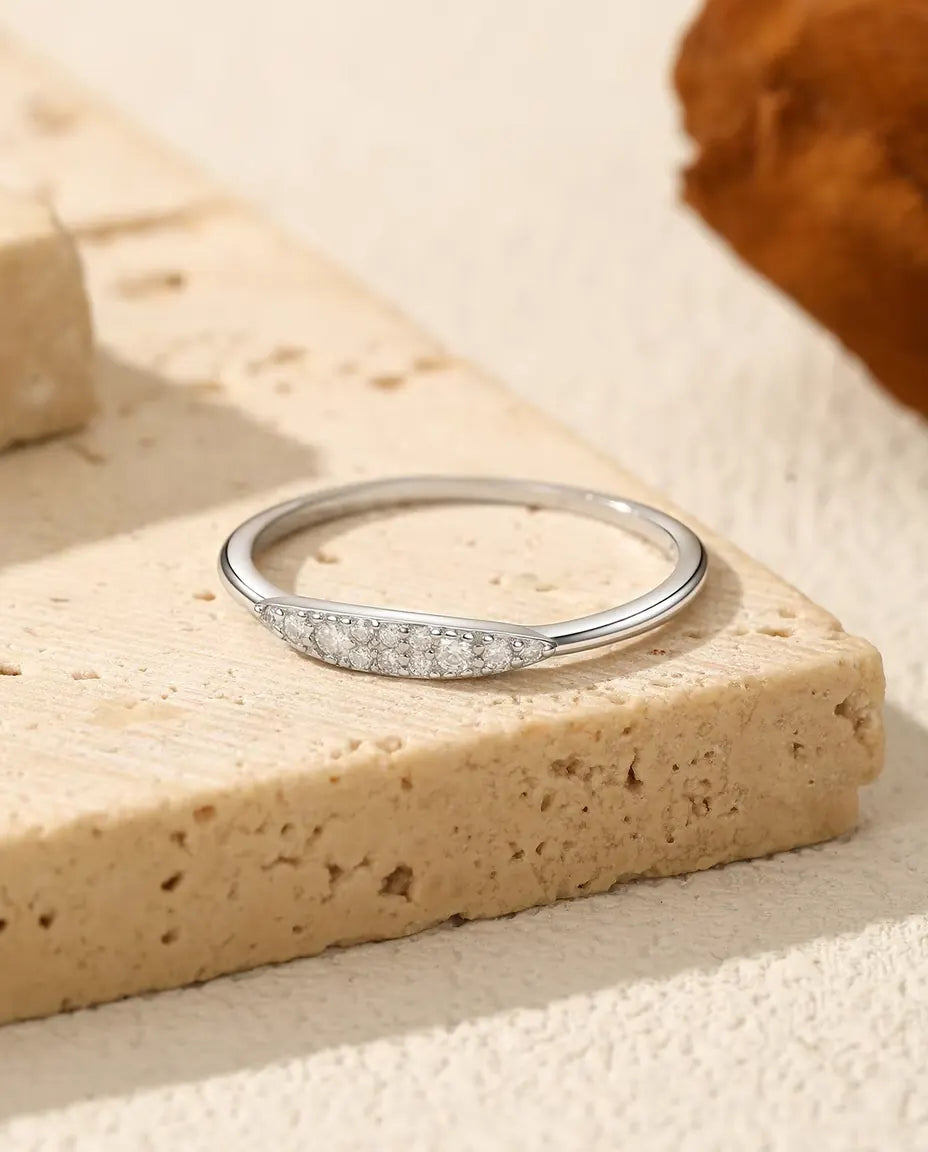 Verjüngter Pavé Ring mit Moissanit - zwölf Steine Farbe D / VVS1 auf 12 mm Fläche, 925 Sterlingsilber, Größe 5 bis 9