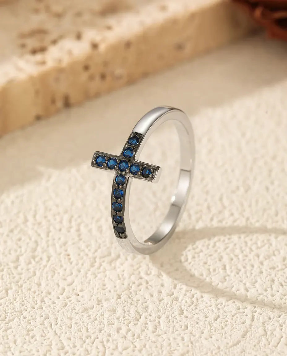 Ring mit Querkreuz - blaue Zirkonia im Pavé auf 2 mm Band, Größen 5 bis 9, 925 Sterlingsilber