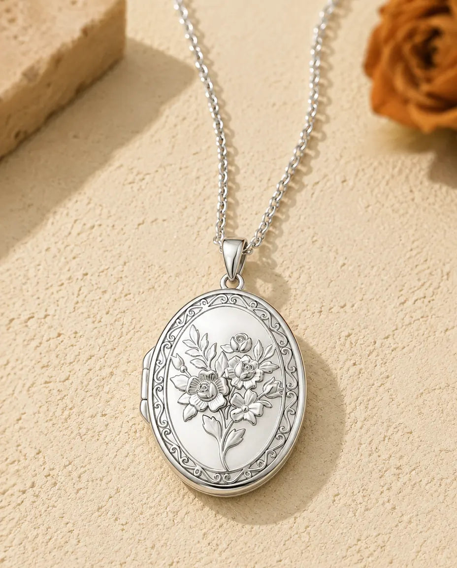 Ovales Medaillon mit 2 Fotos - Medaillon mit Rosenstrauß-Relief und Perlmutt Rückseite, Silber oder Gold, Kette 50+5 cm