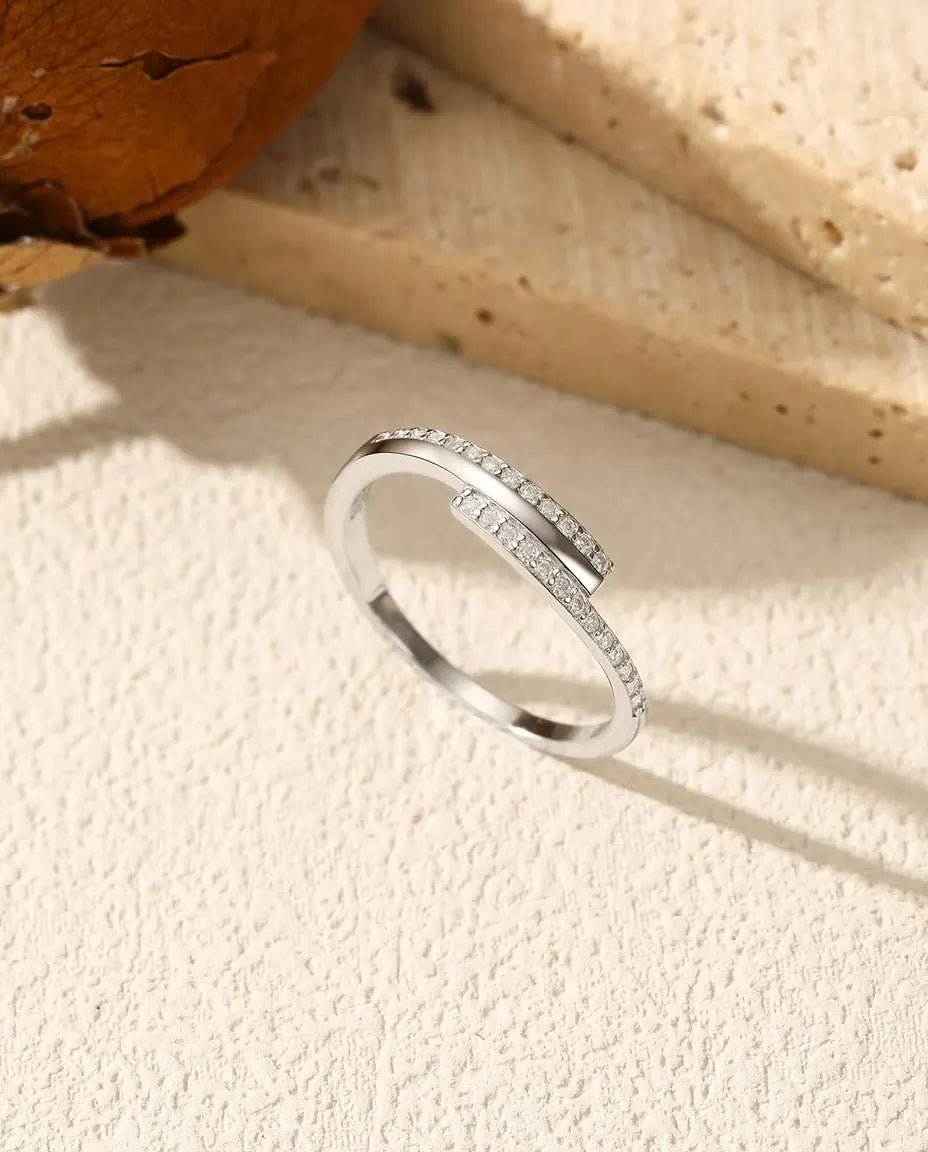Überkreuz Pavé Ring mit Moissanit - sechsundzwanzig Steine Farbe D / VVS1 auf 1,4 mm Band, 925 Sterlingsilber