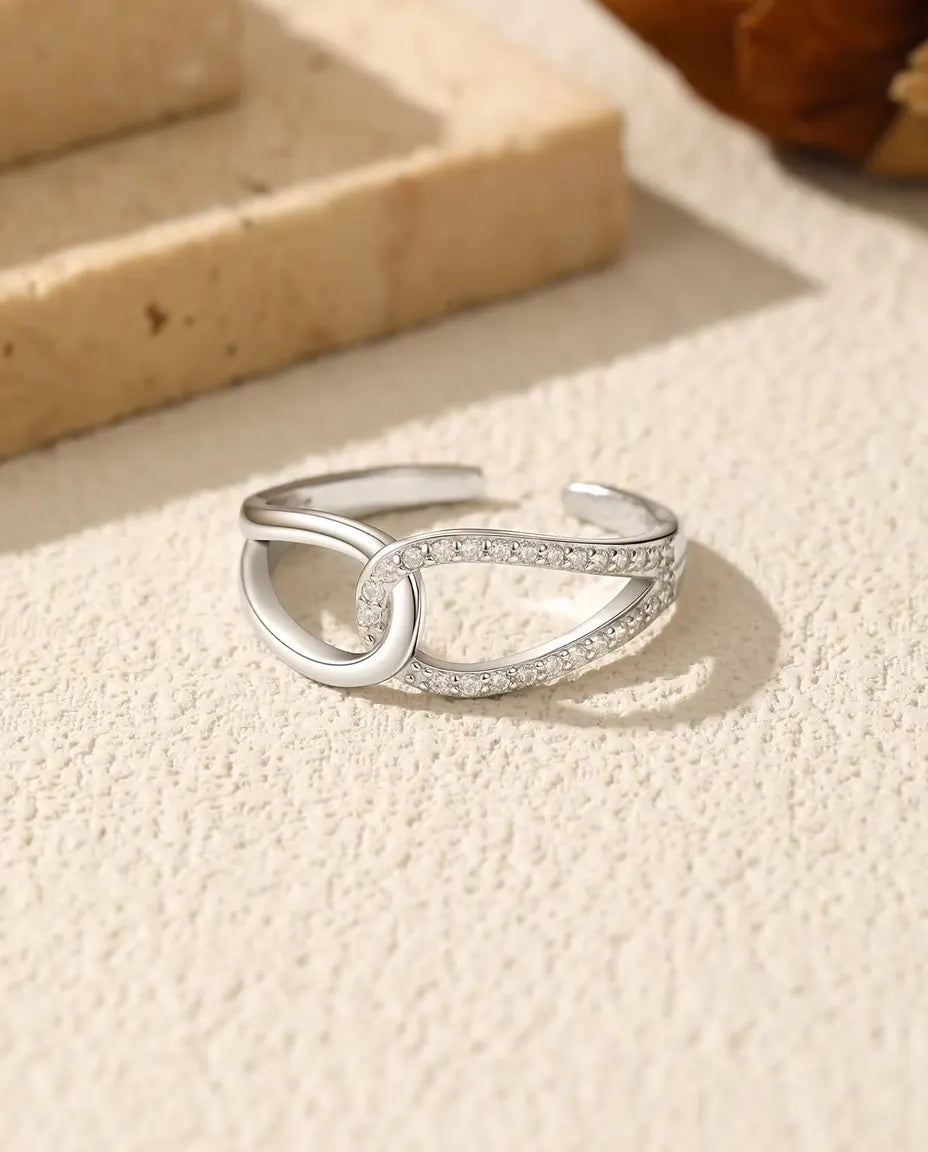 Verschlungener Ring - Pavé-Schlaufe und polierte Schlaufe ineinander, offenes 925 Silberband, verstellbar US 6 bis 9